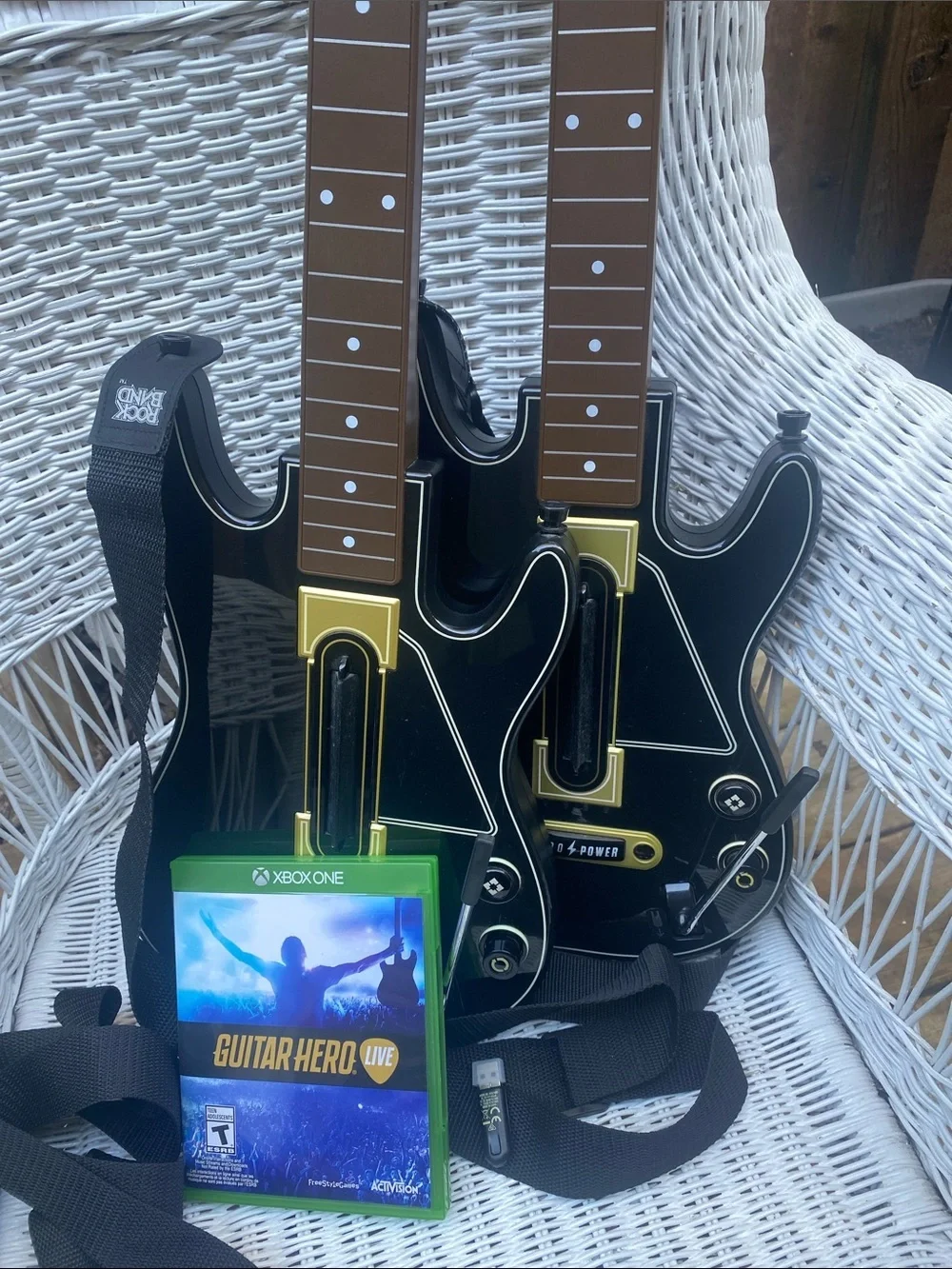 X Box 1 2Wireless Dual Guitar Controllers, Guitar Hero Live, 1 dongle, 2 straps - Picture 15 of 16